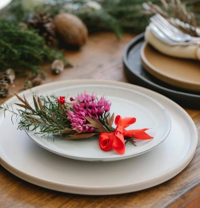 un plato y cubiertos en una mesa decorado para el menu navideño