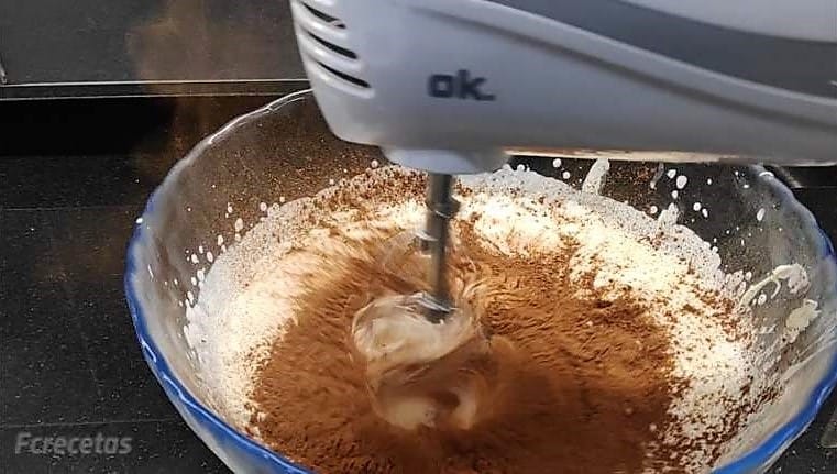 cacao añadido a la nata