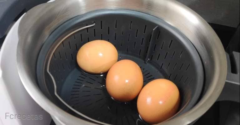 huevos en el cestillo del robot