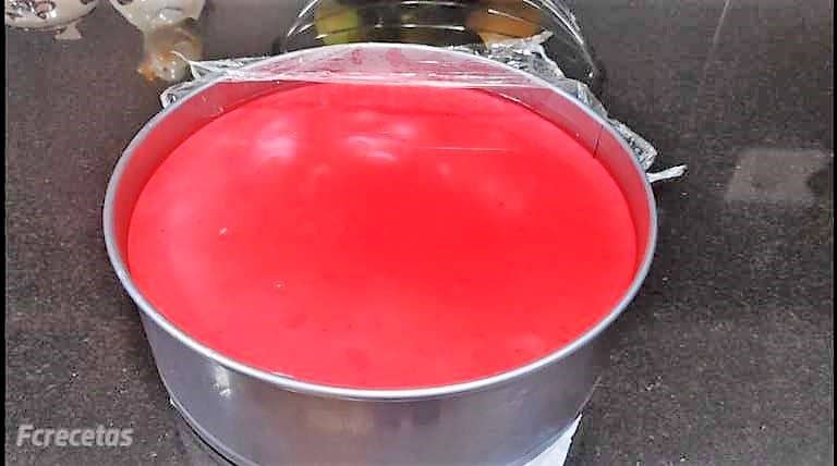 gelatina de fresa añadida encima de la mousse
