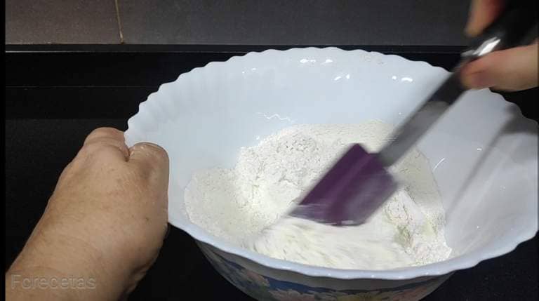 Un bol blanco mezclando harina y yogur