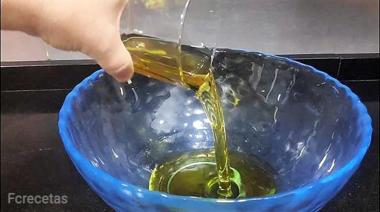 aceite añadido en el bol para la masa