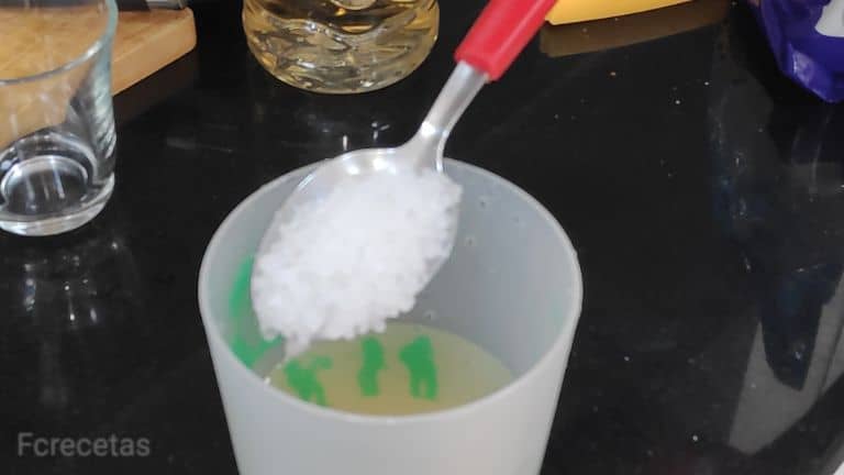 añadiendo sal a la mezcla de vinagre y agua