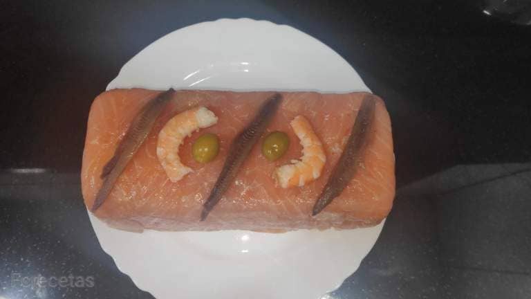 pastel frío de salmón ahumado en un plato decorado