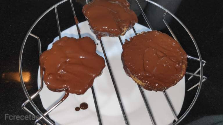galletas secando el chocolate en una rejilla