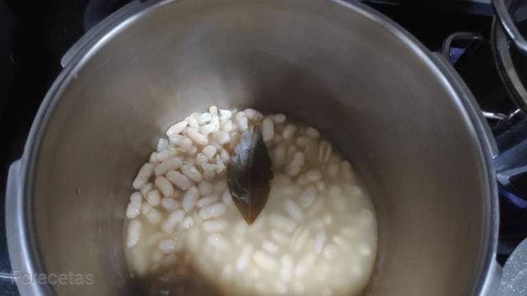 beans with salt and laurel