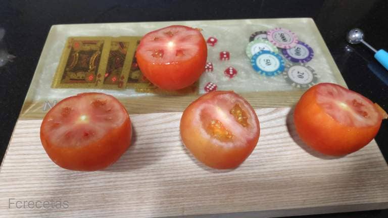 tomates cortados arriba un tercio
