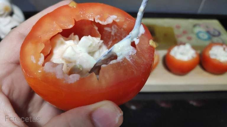 rellenando tomates con una cuchara
