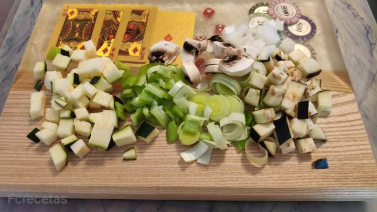 verduras cortadas sobre una tabla