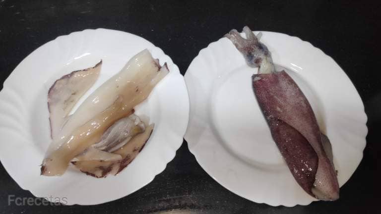 Dos platos, un calamar limpio y otro antes de limpiar