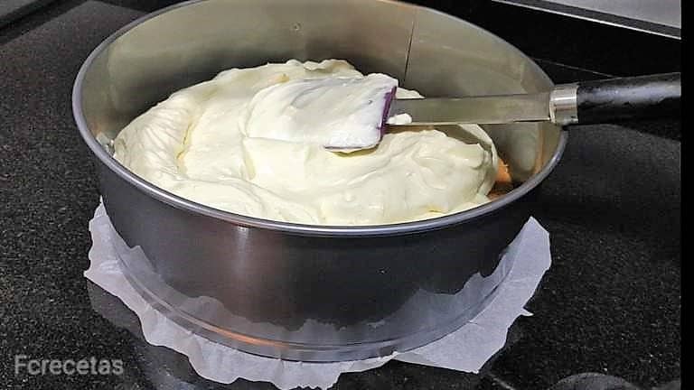 alisando la superficie de la masa de la tarta