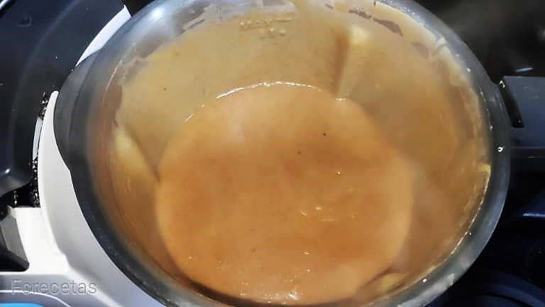 crema de lentejas preparada en la jarra del robot de cocina