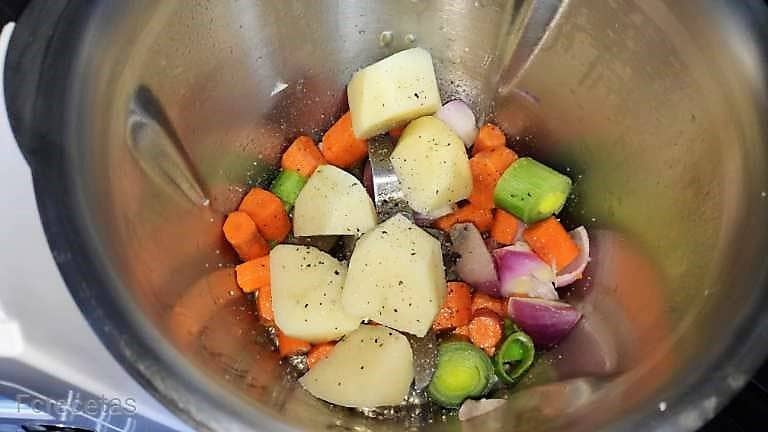 patatas y verduras en la jarra