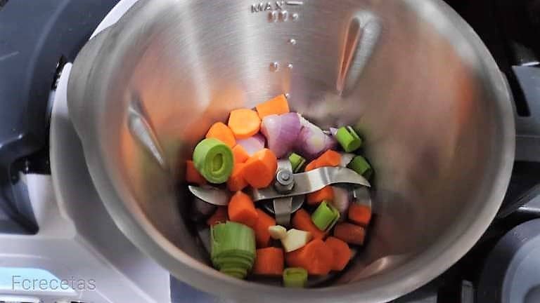 verduras en la jarra del robot