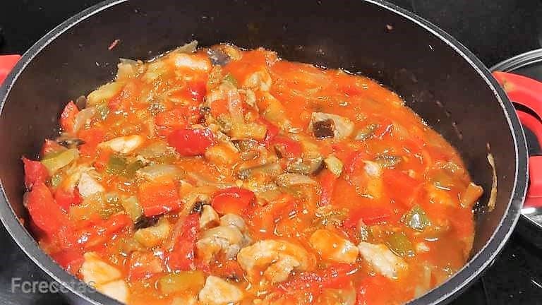 tomate con verduras, cocinando la sanfaina