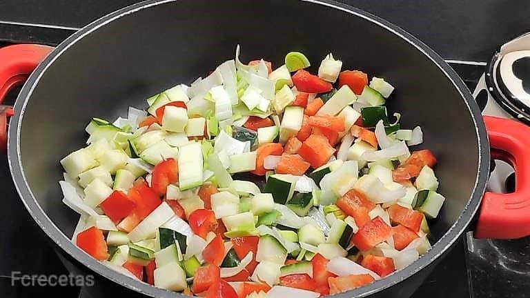 verduras en la cazuela, calabac´ñin, puerro, pimiento.