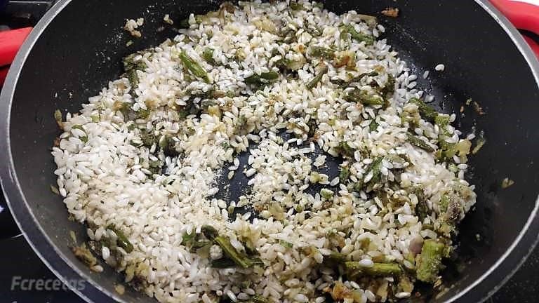 añadido arroz a la cazuela