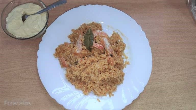 un plato de arroz a banda y una salsera con alioli