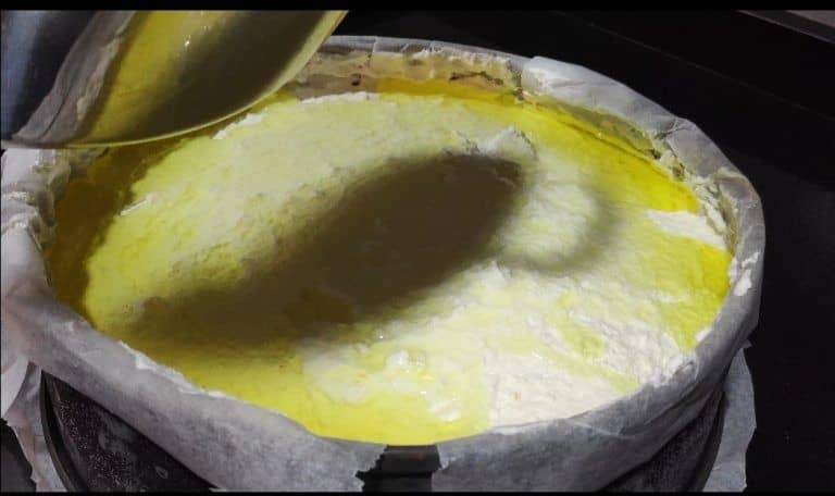 añadiendo al mousse la cobertura de gelatina de limón