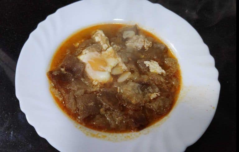 un plato de sopa castellana con huevo