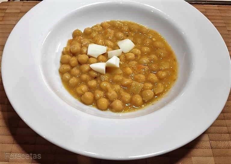 Chickpeas with hard-boiled eggs