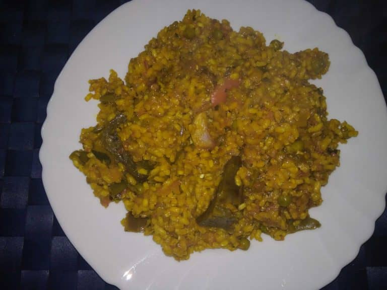 un plato de arroz integral con verduras y curry
