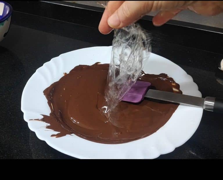 añadiendo gelatina al chocolate