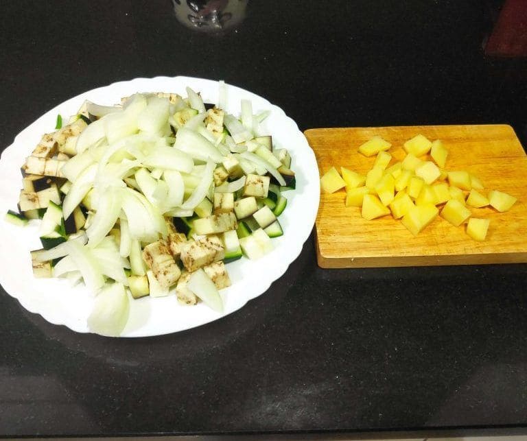 verduras y patata cortada para preparar la samfaina