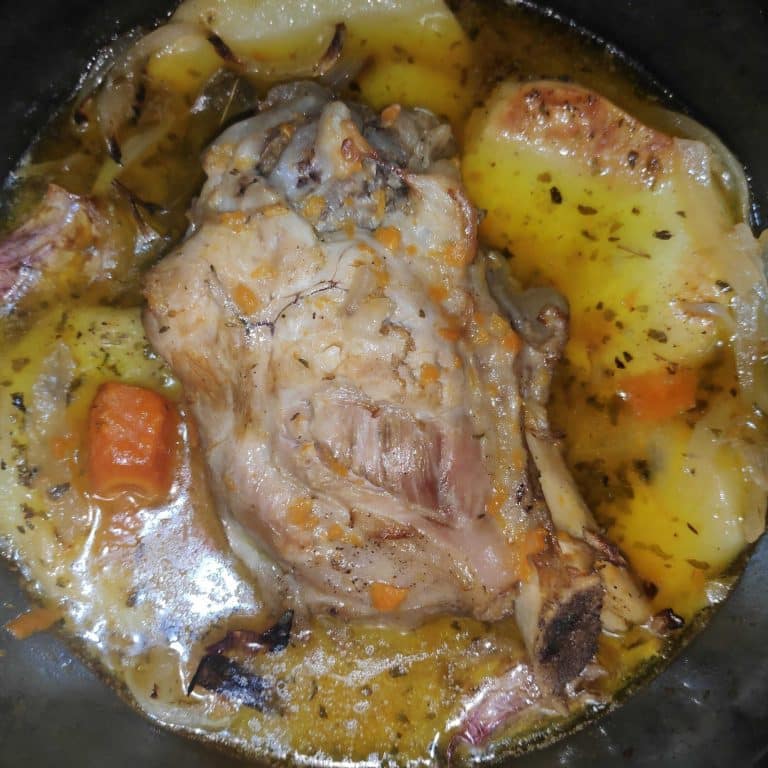 en una fuente codillo de cerdo asado al horno con verduras