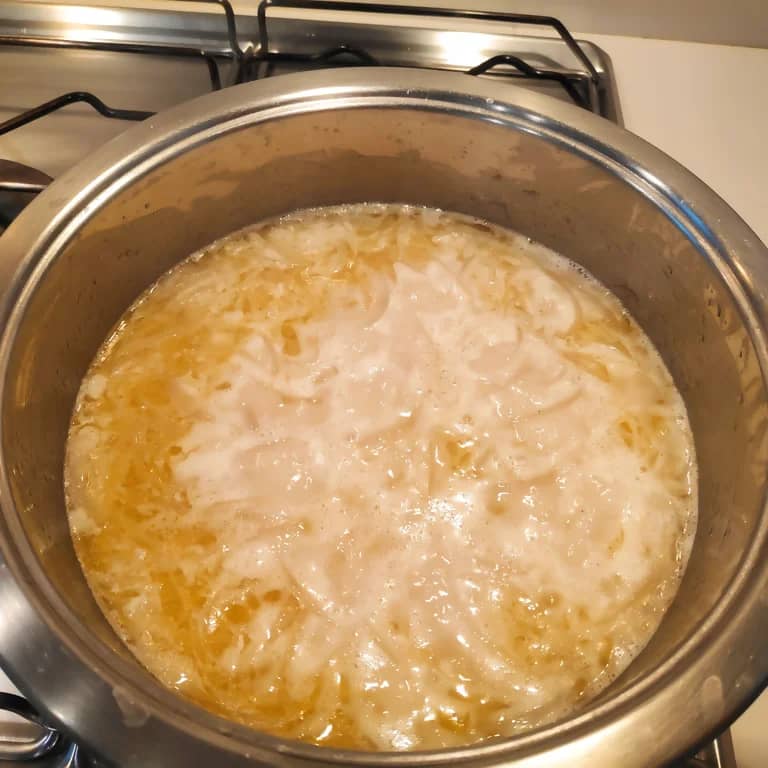cazuela hirviendo con sopa de cebolla