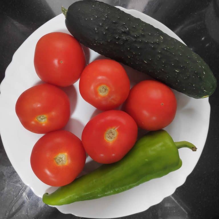 tomates, pepino y pimiento verde