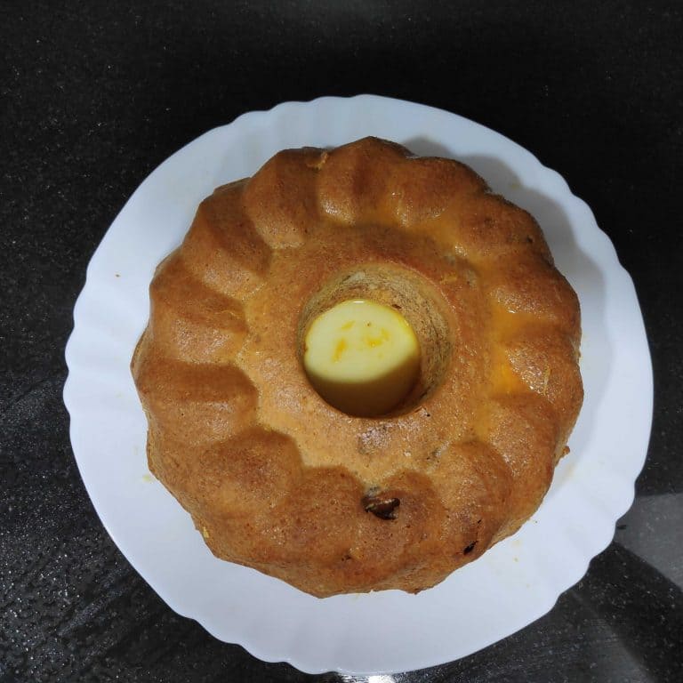un bizcocho en forma de corona en un plato