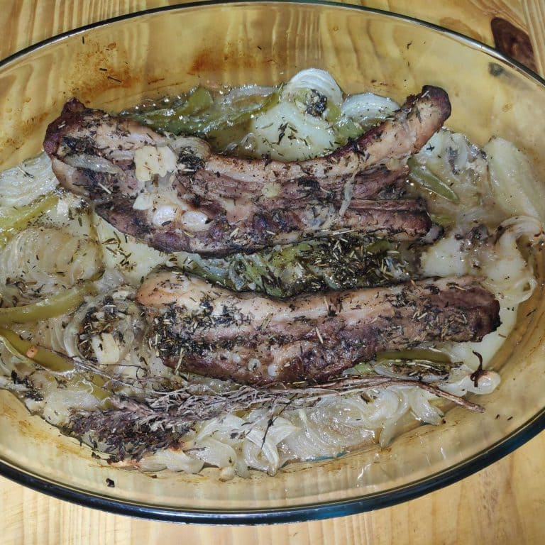 costillas de cerdo asadas en una fuente de horno