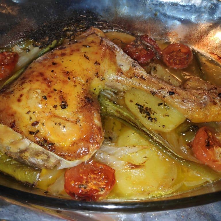 Pollo asado con limón en una fuente