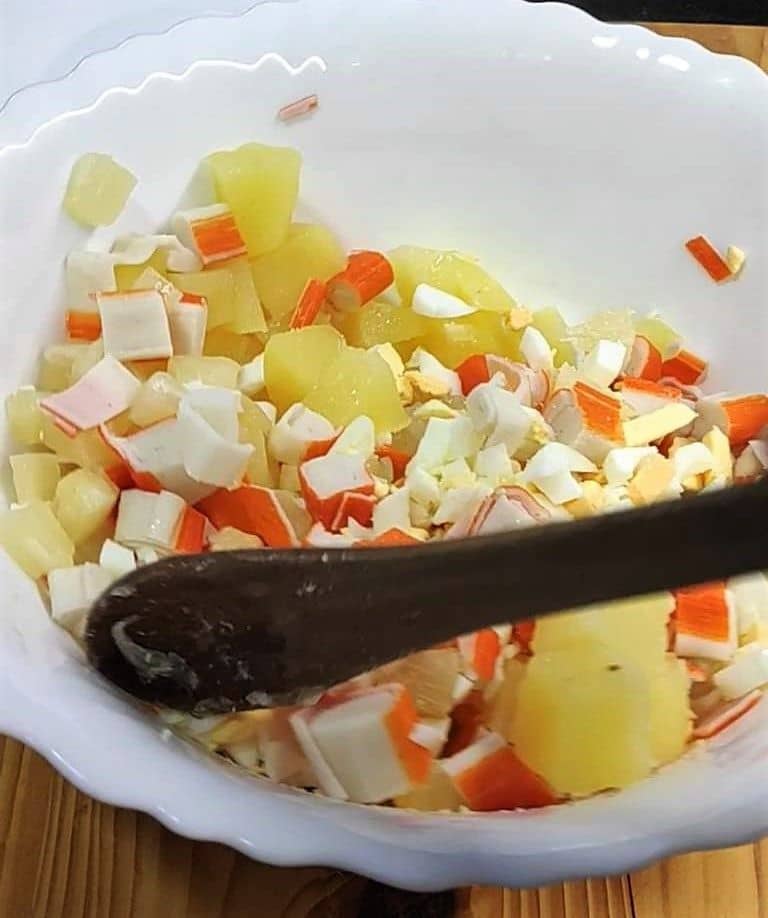 ingredientes en un recipiente, patata, piña, huevo, maíz