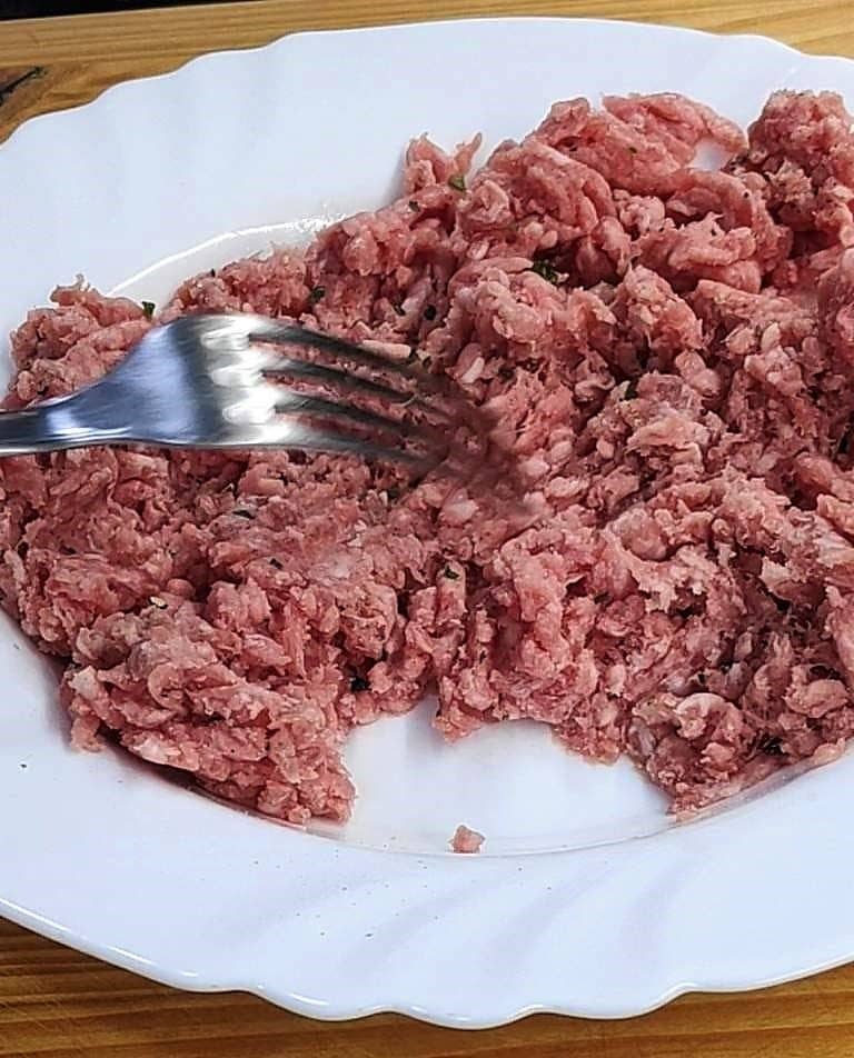 carne picada en un plato